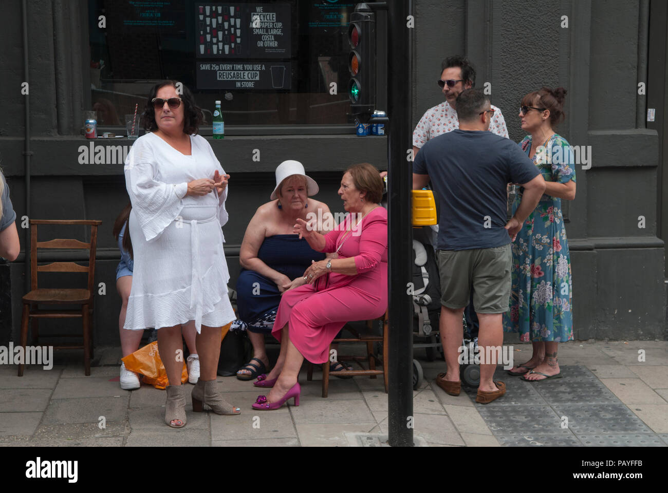 Amici UK recuperando in chat al di fuori di un pub di Londra. 2018 2010s Inghilterra HOMER SYKES Foto Stock