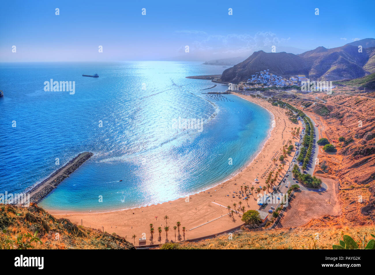 Bella vista panoramica dall'aria su Teresitas Beach sulla costa di Isola Canarie nella stagione estiva, in Tenerife, Spagna Foto Stock