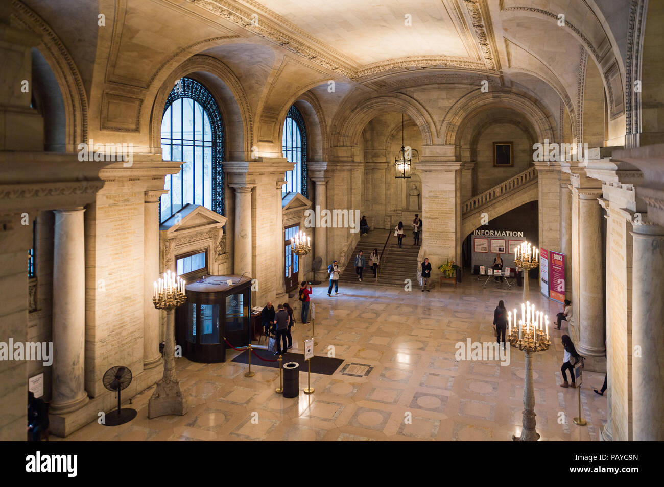 NEW YORK, Stati Uniti d'America - Ott 8, 2015: Biblioteca Pubblica sulla quinta avenue, Bryant Park, Manhattan, New York. La libreria è stata fondata nel 1895 Foto Stock