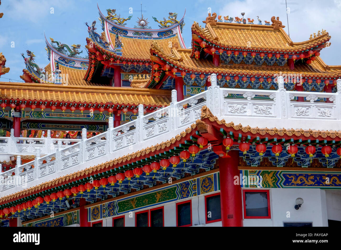 I colori luminosi dei tetti ornati di Thean Hou Tempio a Kuala Lumpur, 6 tiered tempio alla dea cinese Mazu, situato nel quartiere di Ro Foto Stock