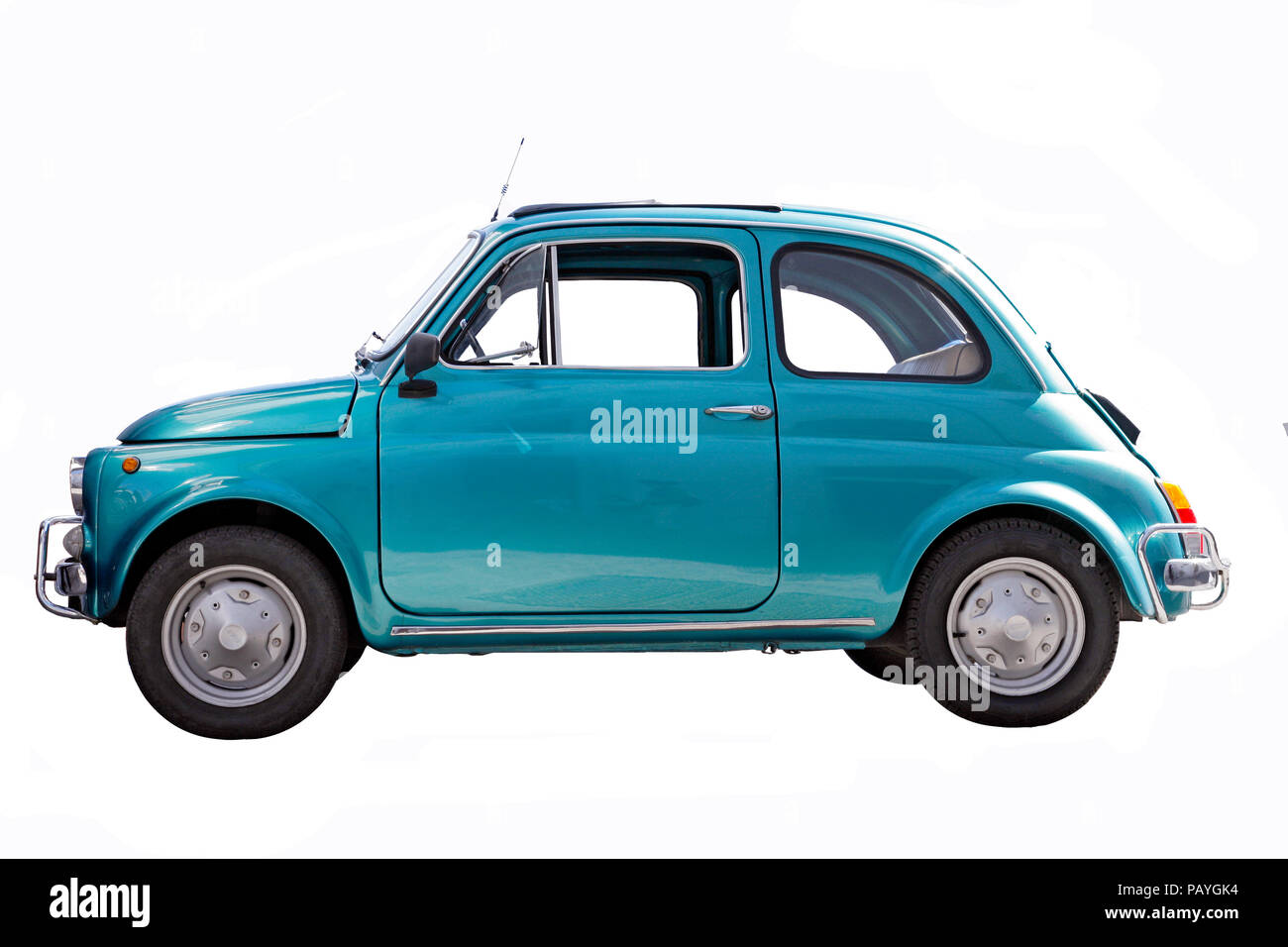 Fiat 500 piccole city car isolato su sfondo bianco con tracciato di ritaglio Foto Stock