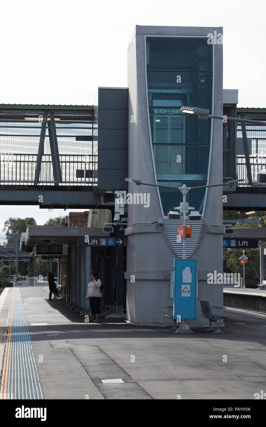 Toongabbie Stazione ferroviaria a Sydney Australia giugno 2018, recentemente installati per disabili e persone su sedia a rotelle ascensori di accesso stand su ciascuna piattaforma e il marciapiede Foto Stock