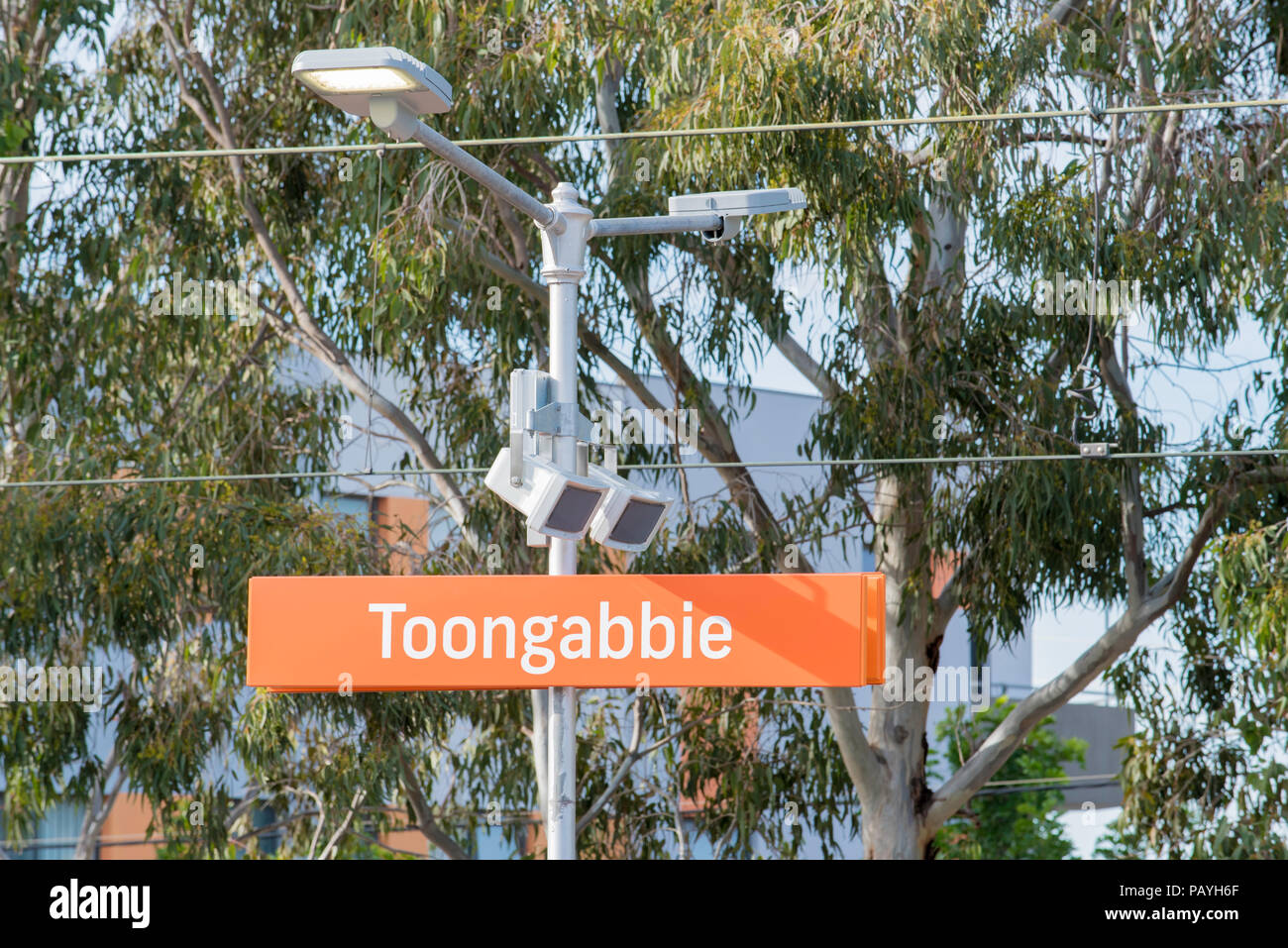 Un LED palo della luce con gli altoparlanti di annuncio e di identificazione di stazione di segno a Sydney Toongabbie della stazione ferroviaria Foto Stock