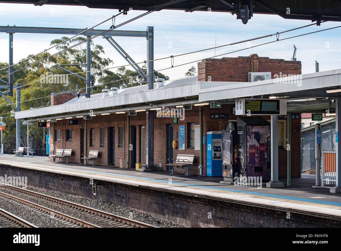 Toongabbie Stazione ferroviaria a Sydney Australia giugno 2018, una nuova tenda da sole, luci e segnaletica nasconde molta dell'originale design art deco della piattaforma Foto Stock