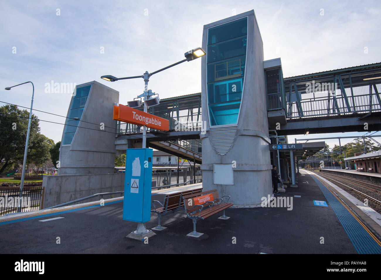 Toongabbie Stazione ferroviaria a Sydney Australia giugno 2018, recentemente installati per disabili e persone su sedia a rotelle ascensori di accesso stand su ciascuna piattaforma e il marciapiede Foto Stock