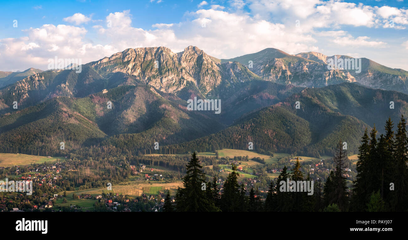 Panorama splendido paesaggio dal Tatra in serata estiva in Zakonpane, Polonia Foto Stock