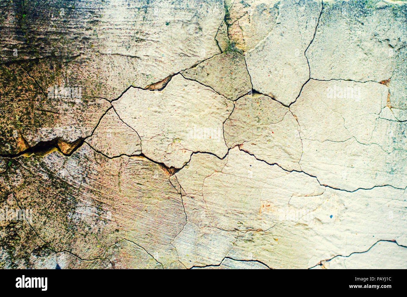 Parete incrinata, peeling gesso, di età compresa tra la parete di texture di sfondo, per il design. Foto Stock