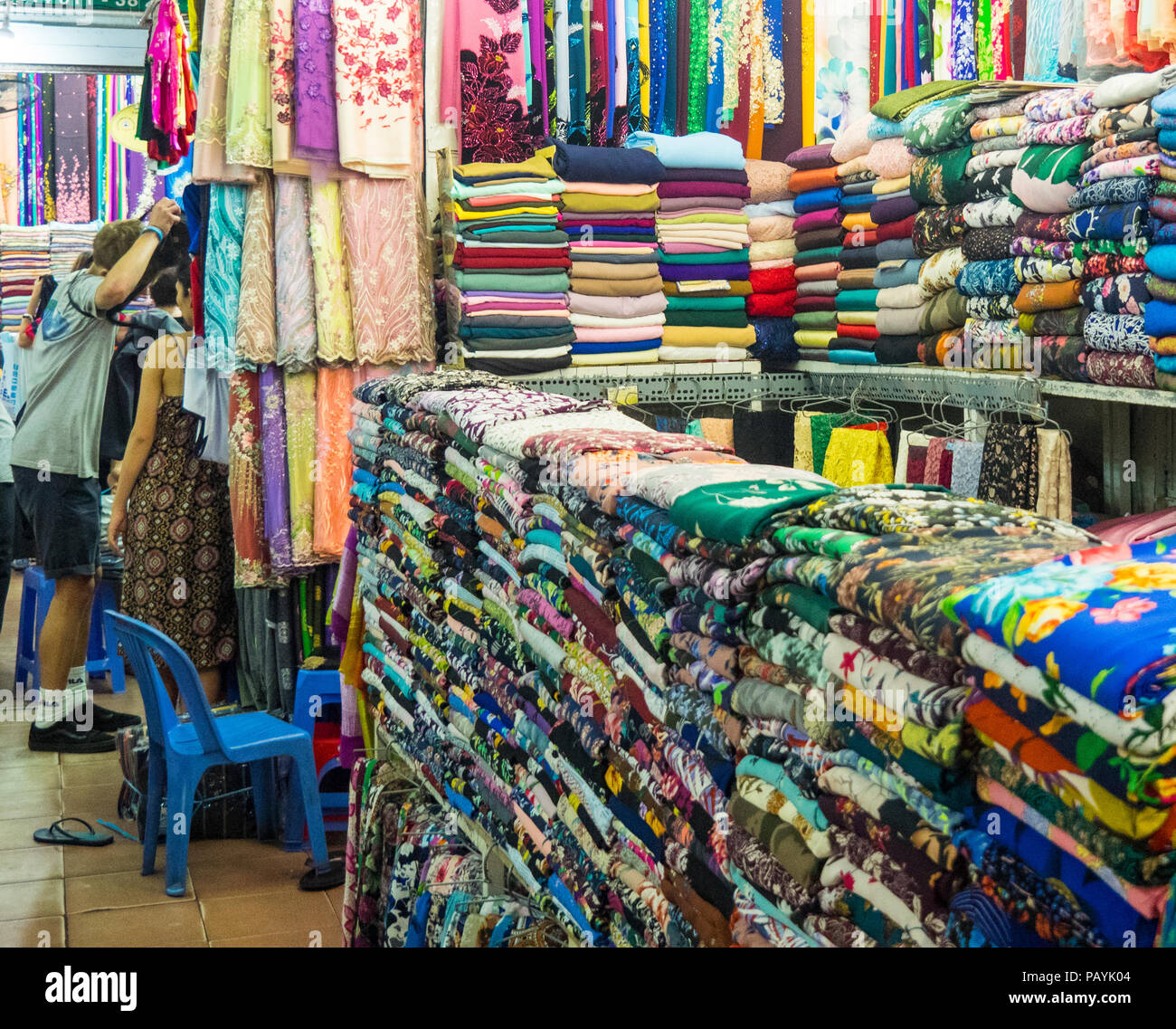 Pressione di stallo di mercato la vendita di stoffe e tessuti in Ben Thanh mercati nel distretto 1 di Ho Chi Minh City, Vietnam. Foto Stock