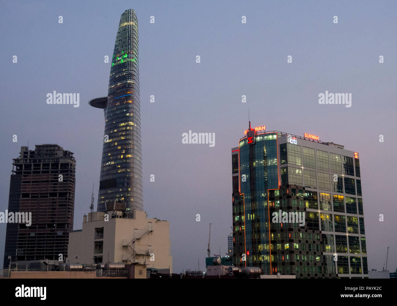 Vista del Biitexco torre finanziaria al tramonto visto dalla terrazza del bar del Hotel Caravelle, District 1 Ho Chi Minh City, Vietnam. Foto Stock