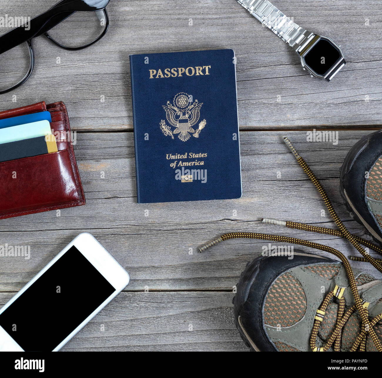 Basic Travel oggetti posti sul legno invecchiato Foto Stock