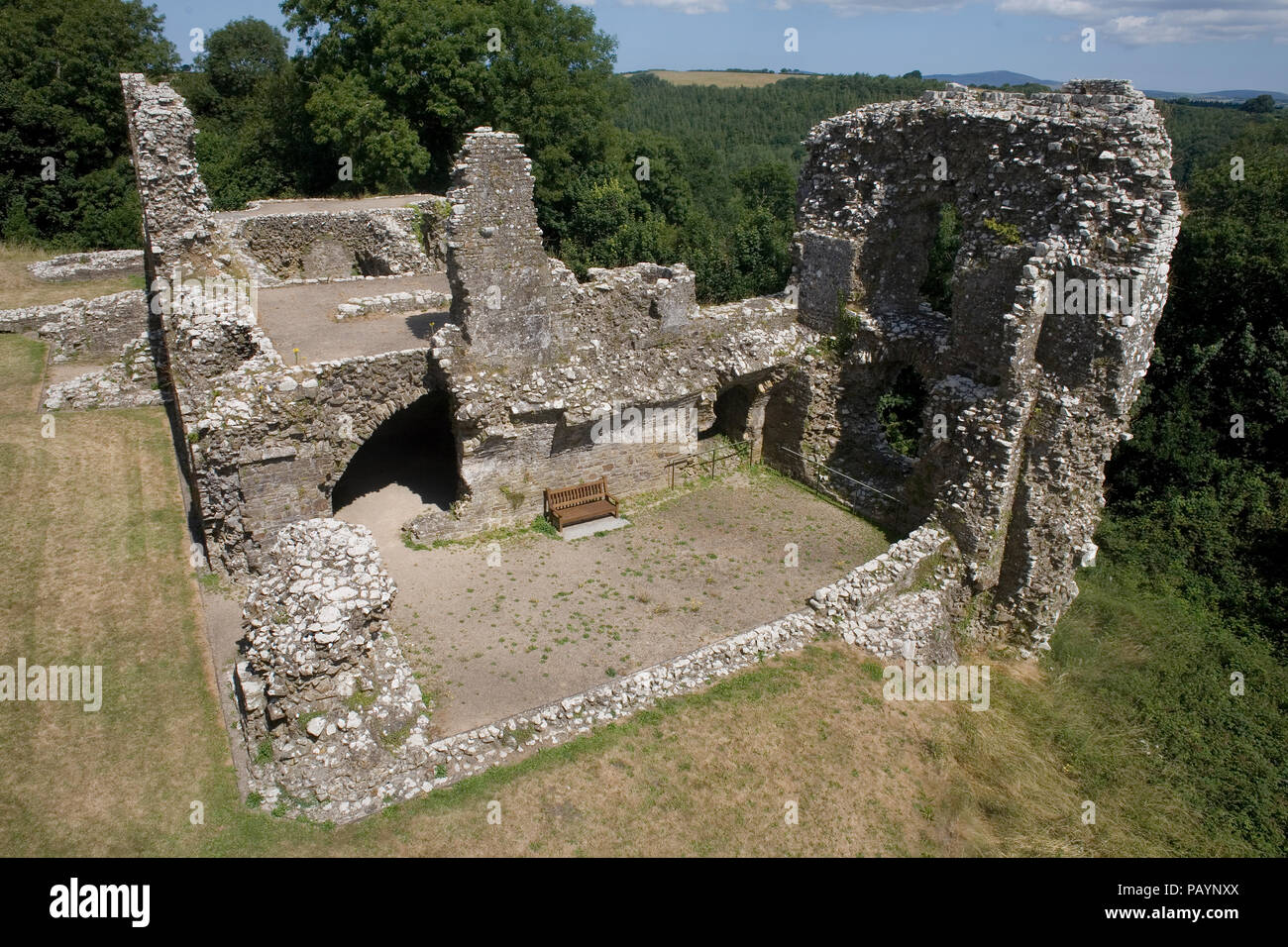 I resti della parte est del castello Llawhaden, un palazzo fortificato ricostruito nel fourtteenth centure Foto Stock