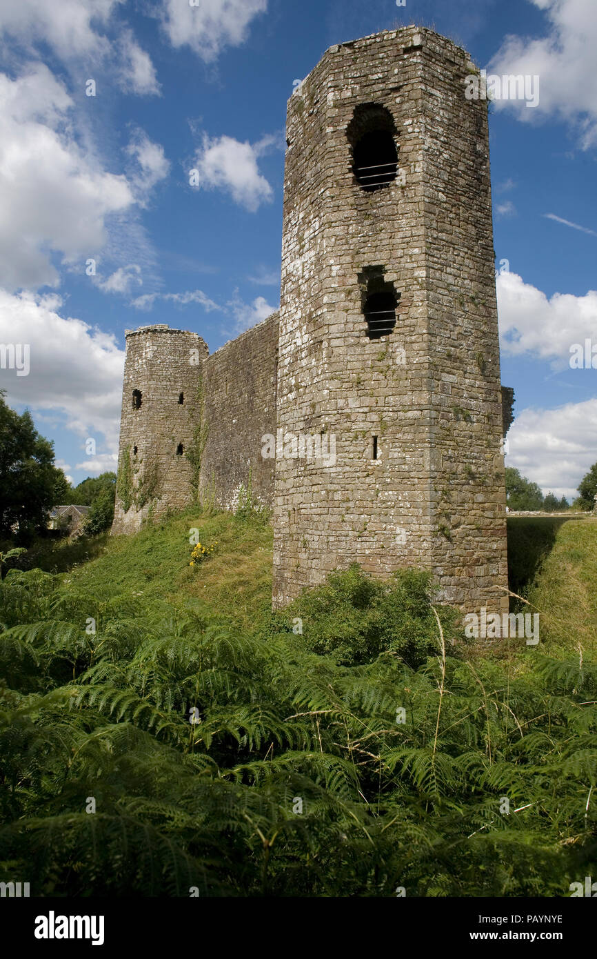 La parte sud del castello Llanwaden visto dall'angolo sud est attraverso il fossato Foto Stock