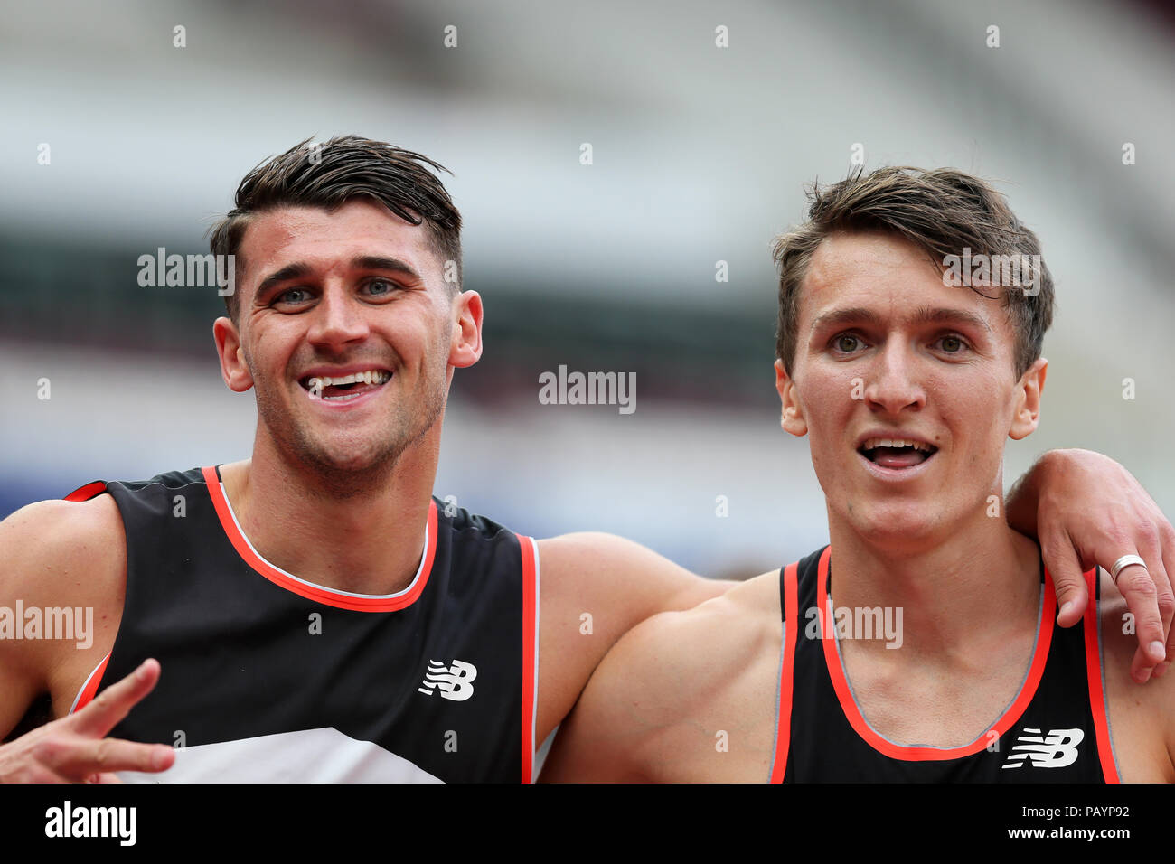 Guy LEARMONTH (sinistra) (Gran Bretagna), Jake WIGHTMAN (destra)(Gran Bretagna) dopo la concorrenza negli uomini 800m Finale al 2018, IAAF Diamond League, Anniversario Giochi, Queen Elizabeth Olympic Park, Stratford, Londra, Regno Unito. Foto Stock