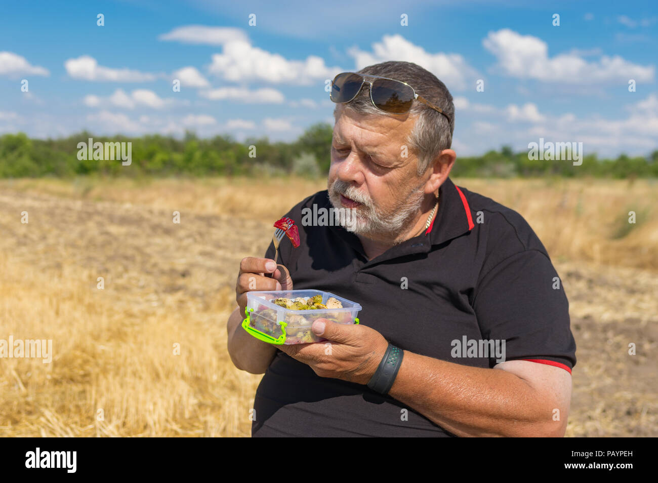 Barbuto senior è pronto a mangiare sano (verdure al vapore) outdoor Foto Stock