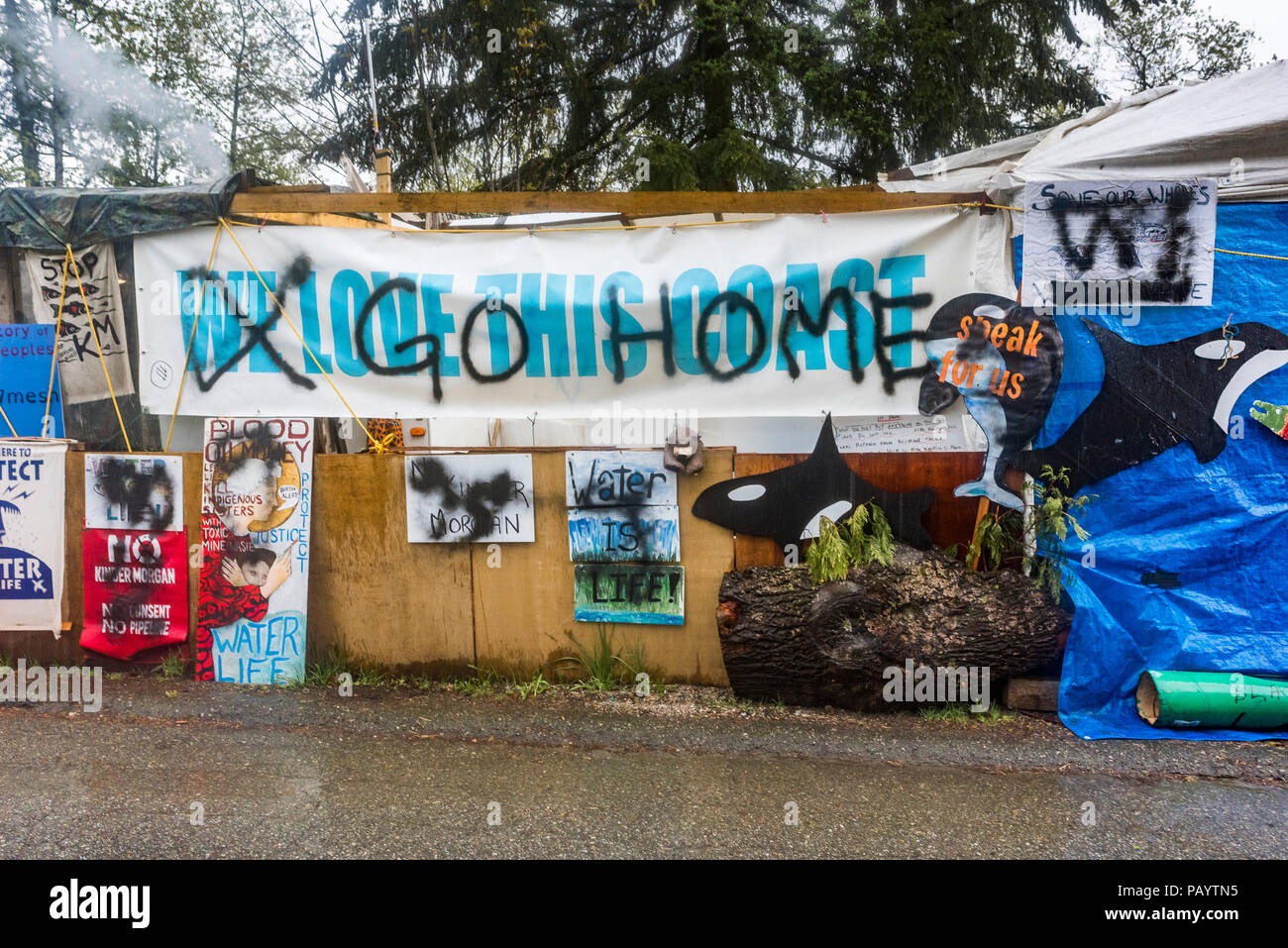 Atti di vandalismo di segni a Camp Cloud, protesta camp vicino all'entrata Kinder Morgans serbatoio Farm, Burnaby, British Columbia, Canada. Foto Stock