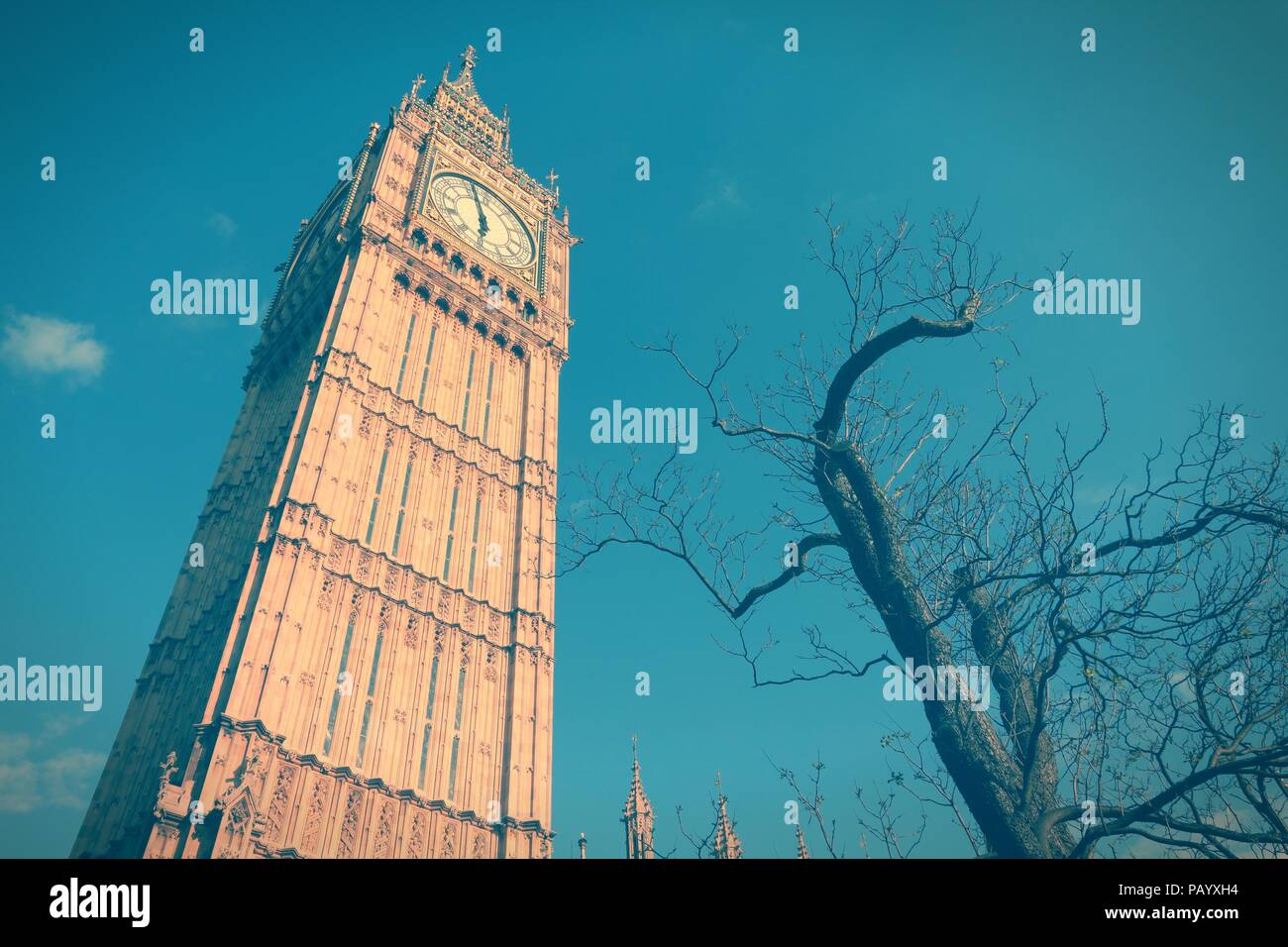 London, Regno Unito - Palazzo di Westminster (sede del parlamento) Big Ben clock tower. UNESCO - Sito Patrimonio dell'umanità. Croce trasformati in stile di colore - r Foto Stock