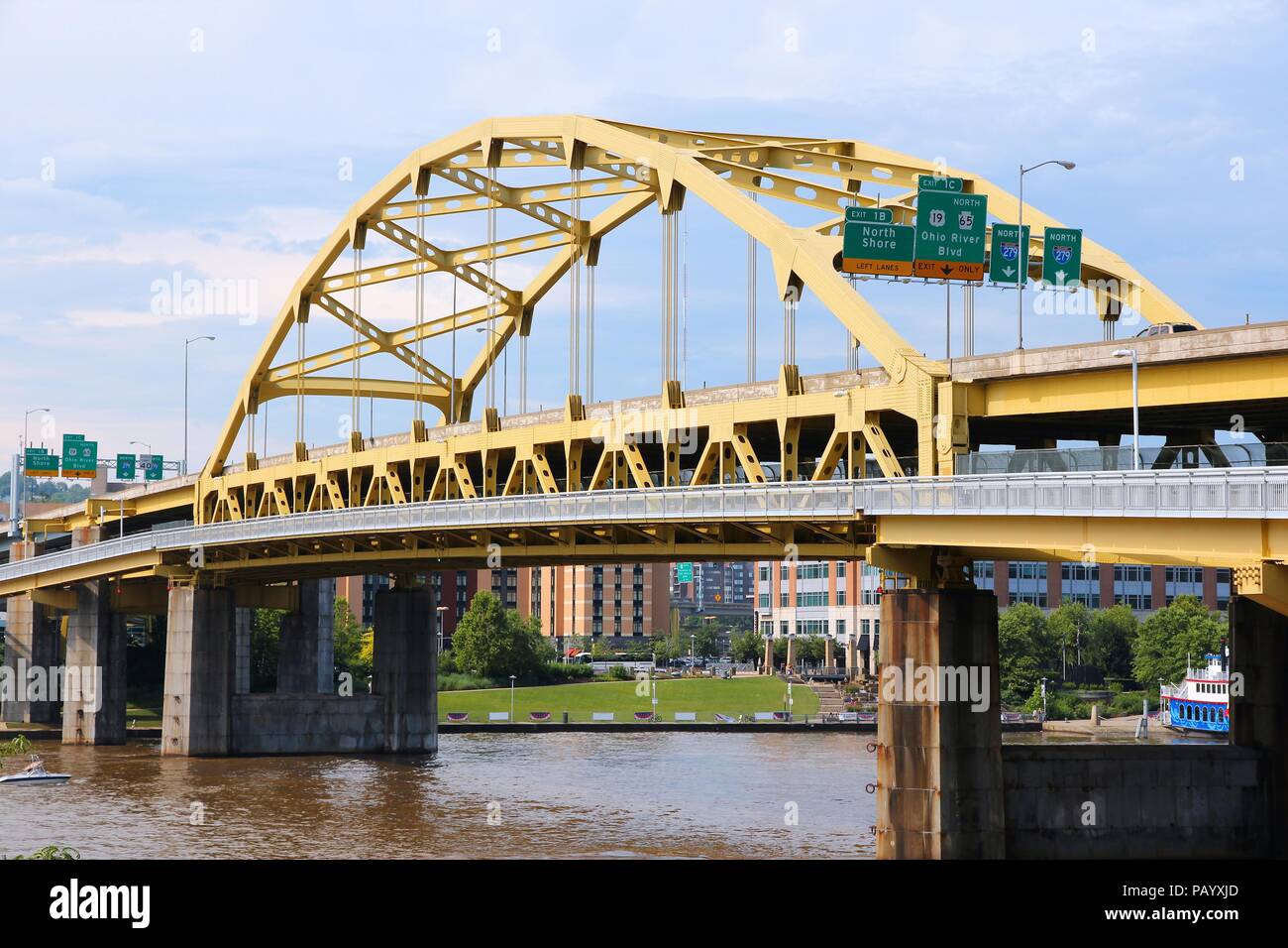 Pittsburgh, Pennsylvania - città negli Stati Uniti. Fort Duquesne ponte sul fiume Allegheny. Fare doppio adorna Bowstring ponte di Arco Foto Stock