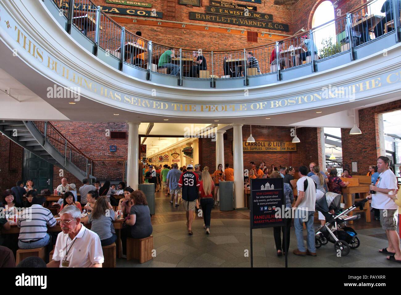 BOSTON - 9 giugno: visitare la gente famosa Faneuil Hall Market il 9 giugno 2013 a Boston. Faneuil Hall è stato un mercato dal 1742. Foto Stock