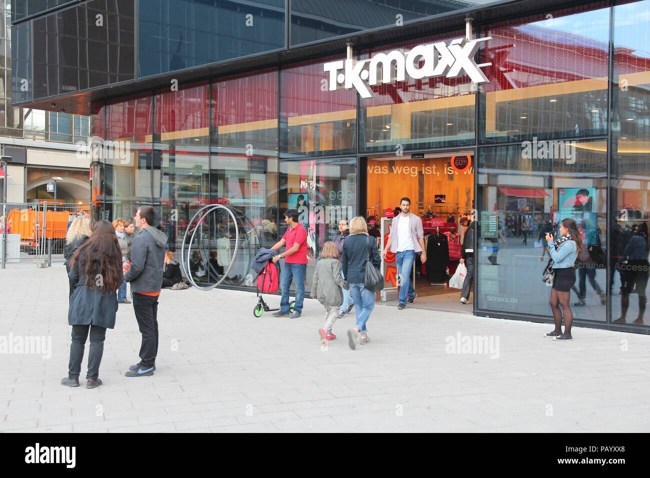 Berlino, Germania - 25 agosto 2014: la gente visita T.K. Maxx store a Berlino. Nel 2014 l'outlet abbigliamento e beni per la casa azienda dispone di alcuni negozi 1000 Foto Stock