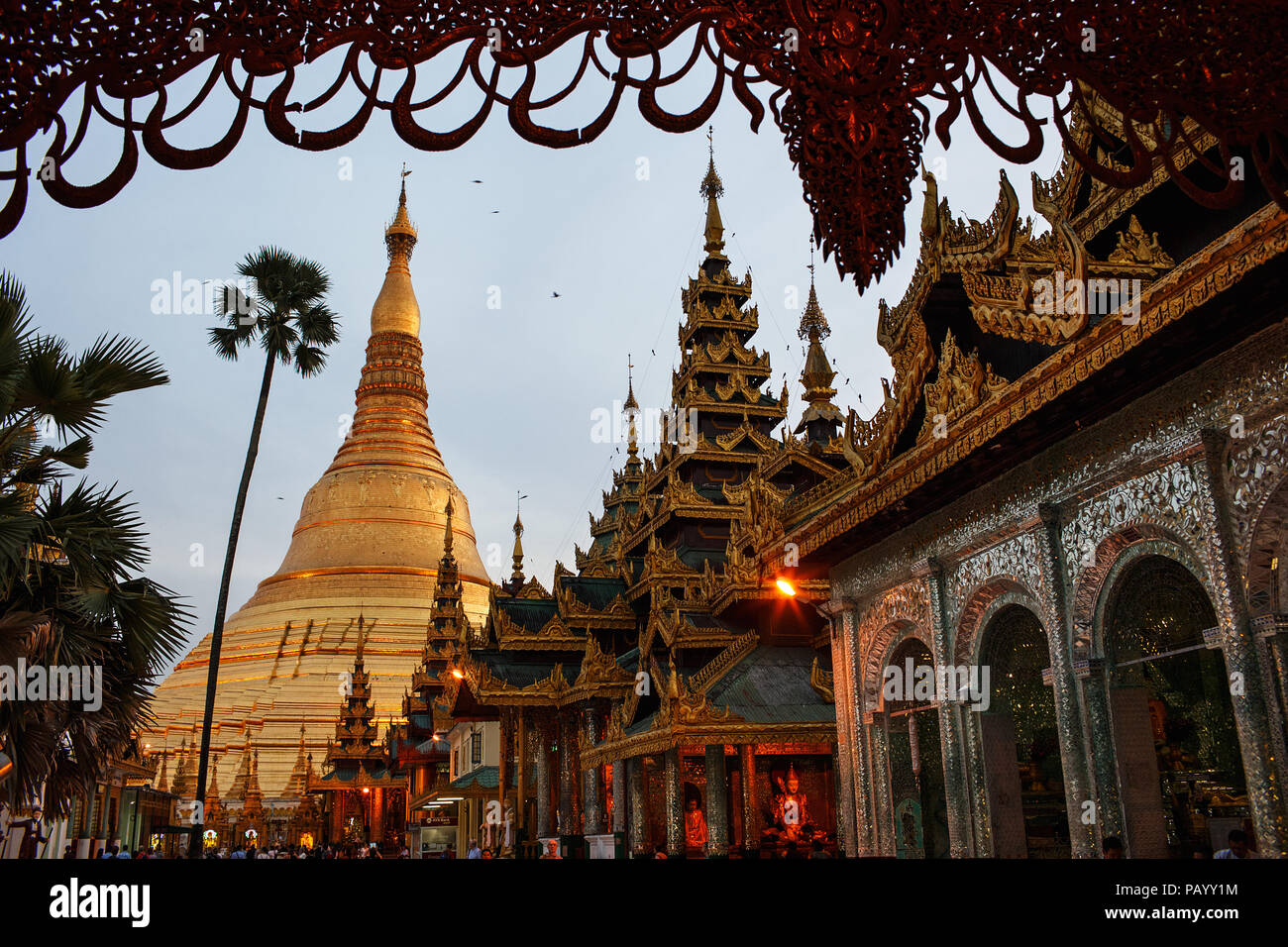 Tramonto alla Pagoda Shwedagon a Yangon, Myanmar. La Pagoda Shwedagon è il più importante tempio buddista del Myanmar. Foto Stock