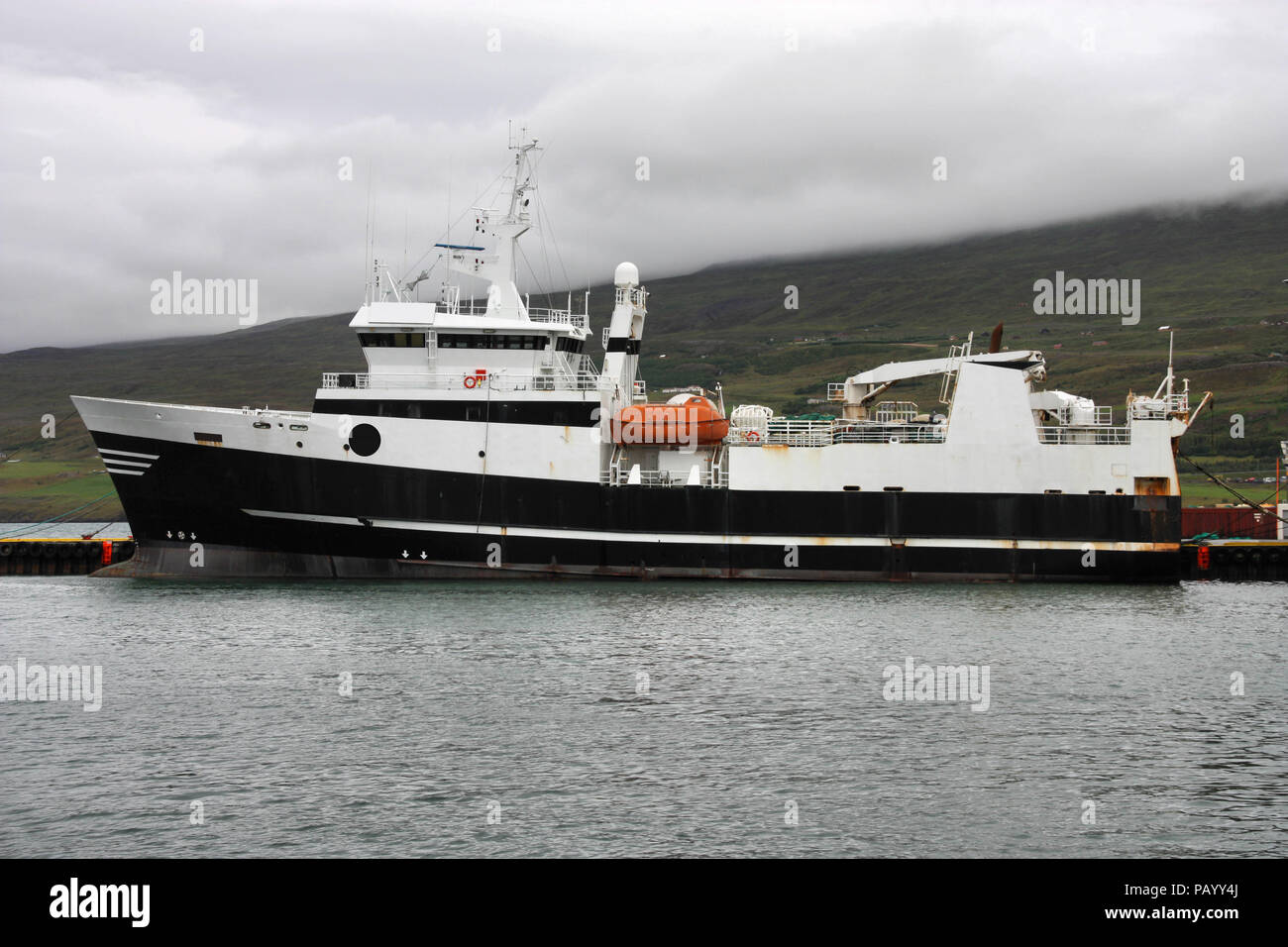 La pesca nave ancorata in Akureyri, Islanda. Industria del pesce. Foto Stock