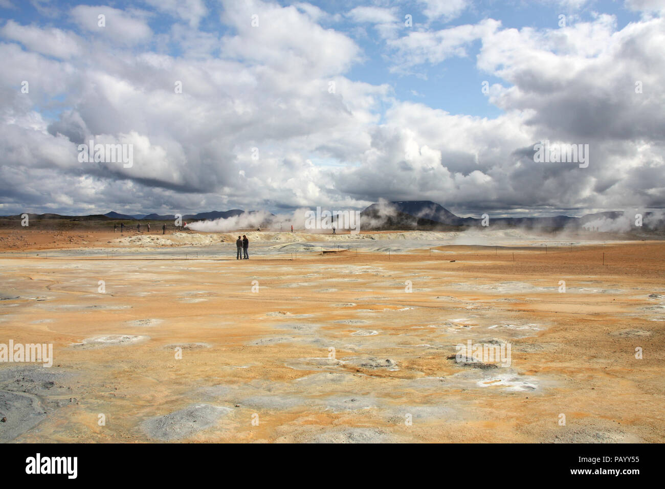 E Namafjall Hverir paesaggio in Islanda. Attività geotermica con acido solforico formazioni. Foto Stock