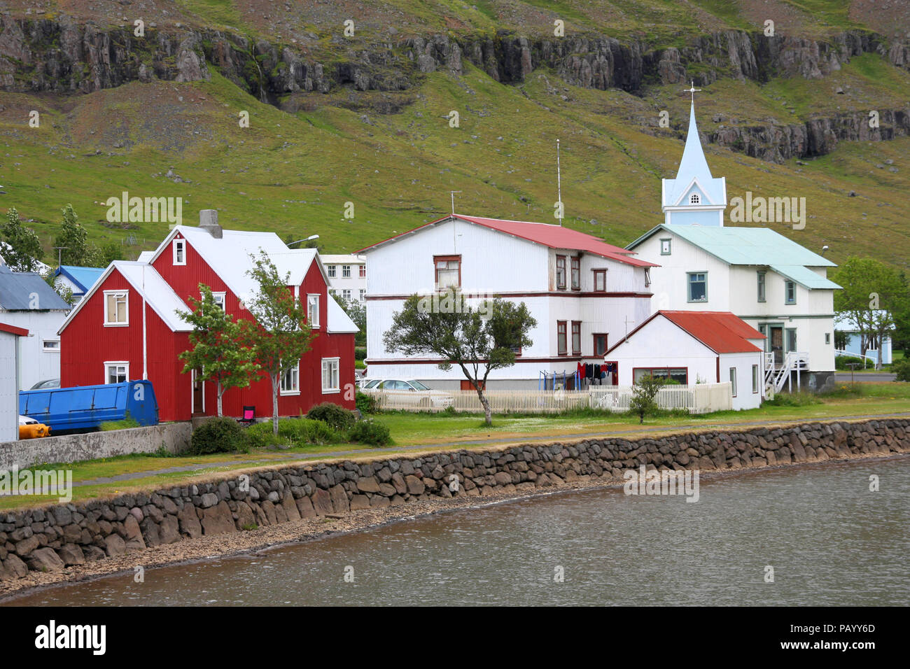 Seyðisfjörður Affitto, bellissima città in Islanda. Le montagne sullo sfondo. Foto Stock
