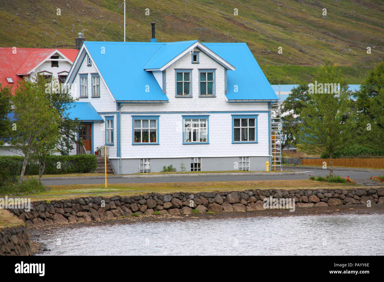 Seyðisfjörður Affitto, bellissima città in Islanda. Le montagne sullo sfondo. Foto Stock