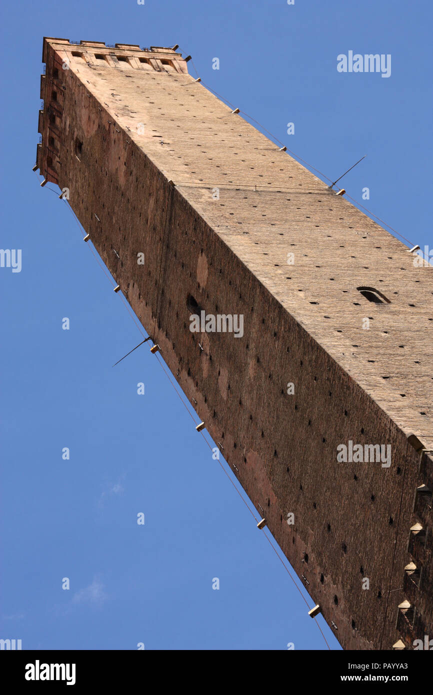 Famosa torre di Bologna - medievale struttura di mattoni in Italia. Torre Asinelli. Foto Stock