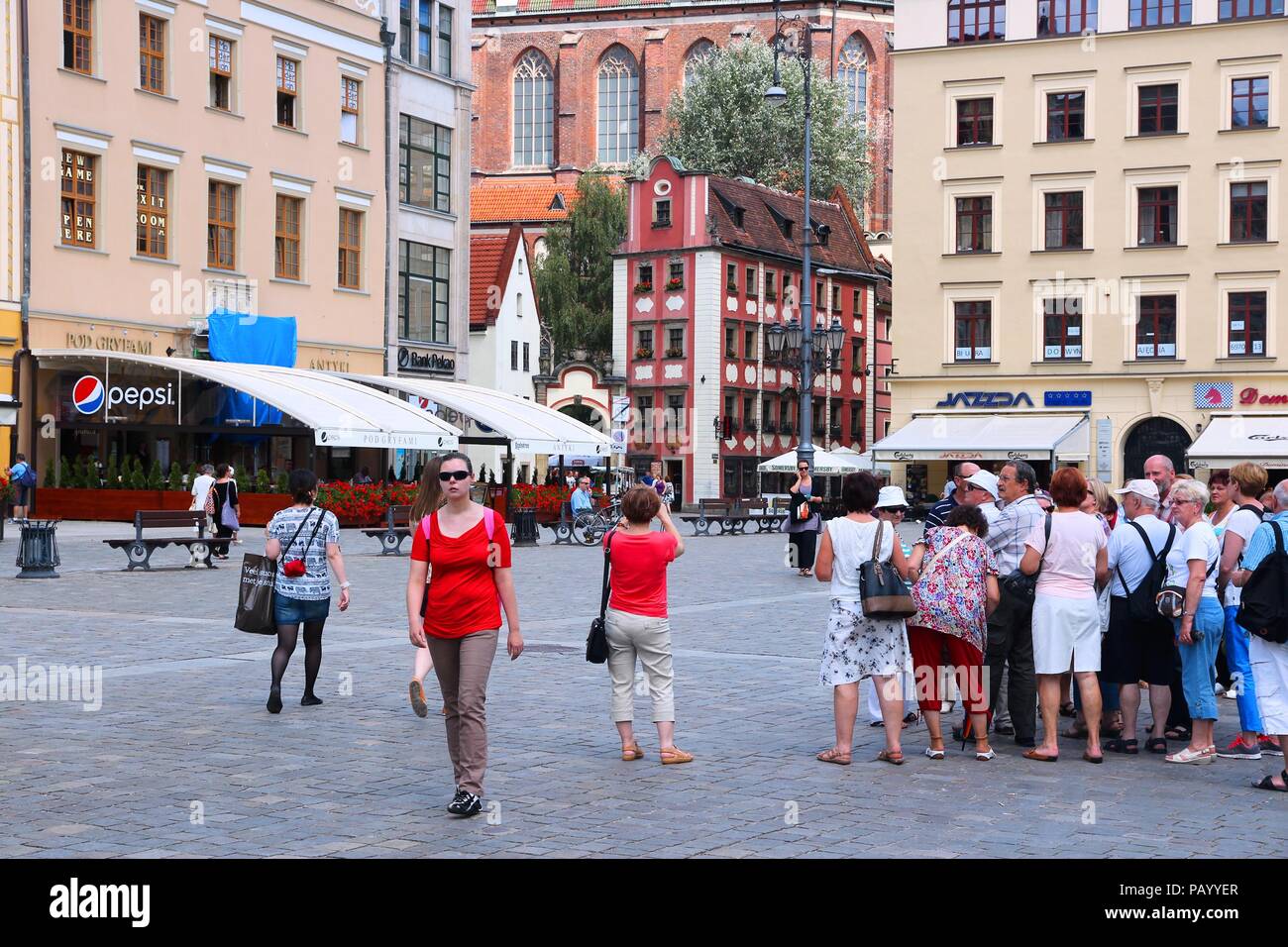 WROCLAW, Polonia - 6 Luglio 2014: la gente visita Rynek (Piazza del Mercato) a Wroclaw. Quello di Wroclaw è la quarta città più grande della Polonia con 632,067 persone (2013). Foto Stock