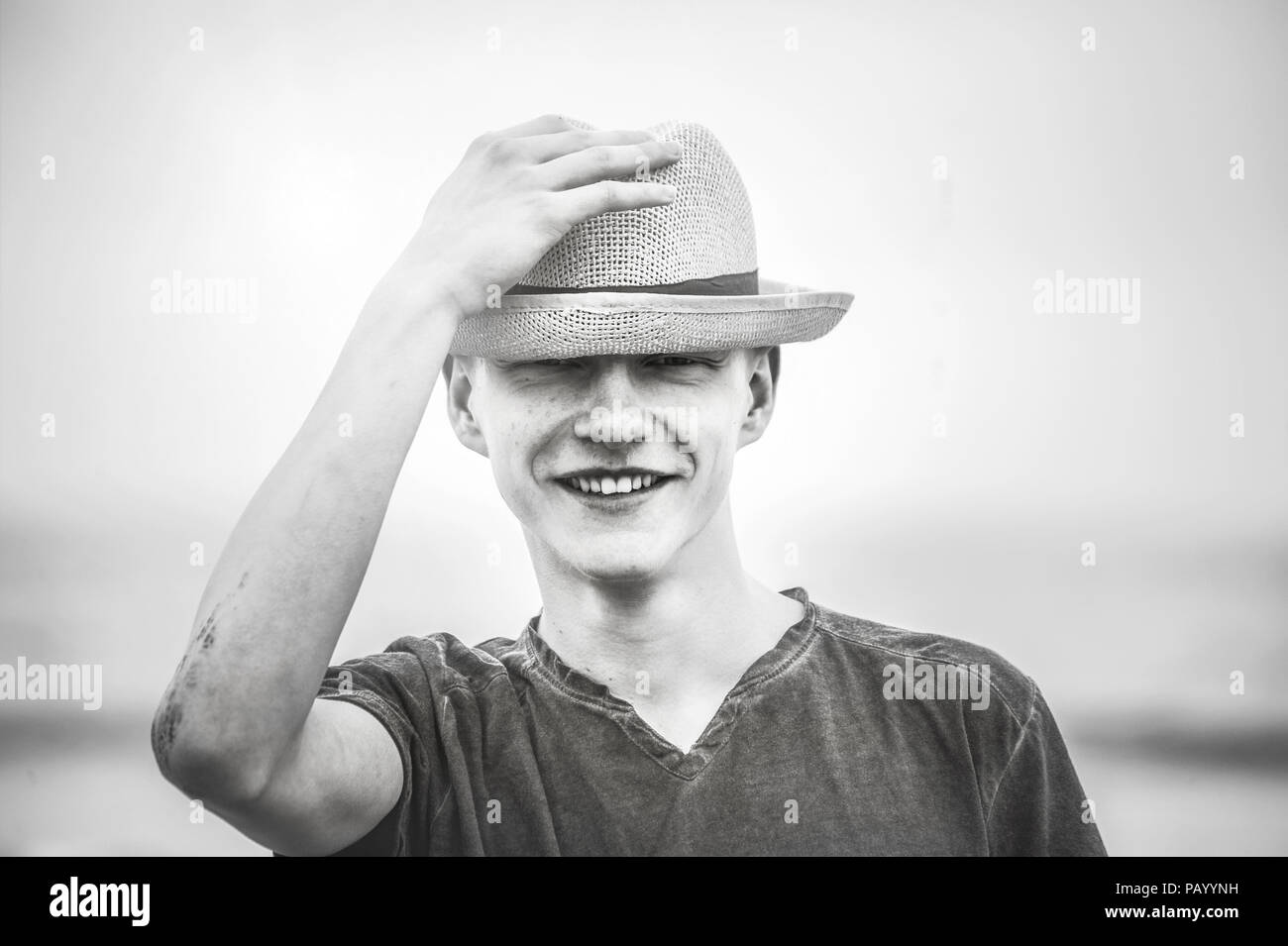 Ritratto di giovane ragazzo nel cappello di paglia Foto Stock