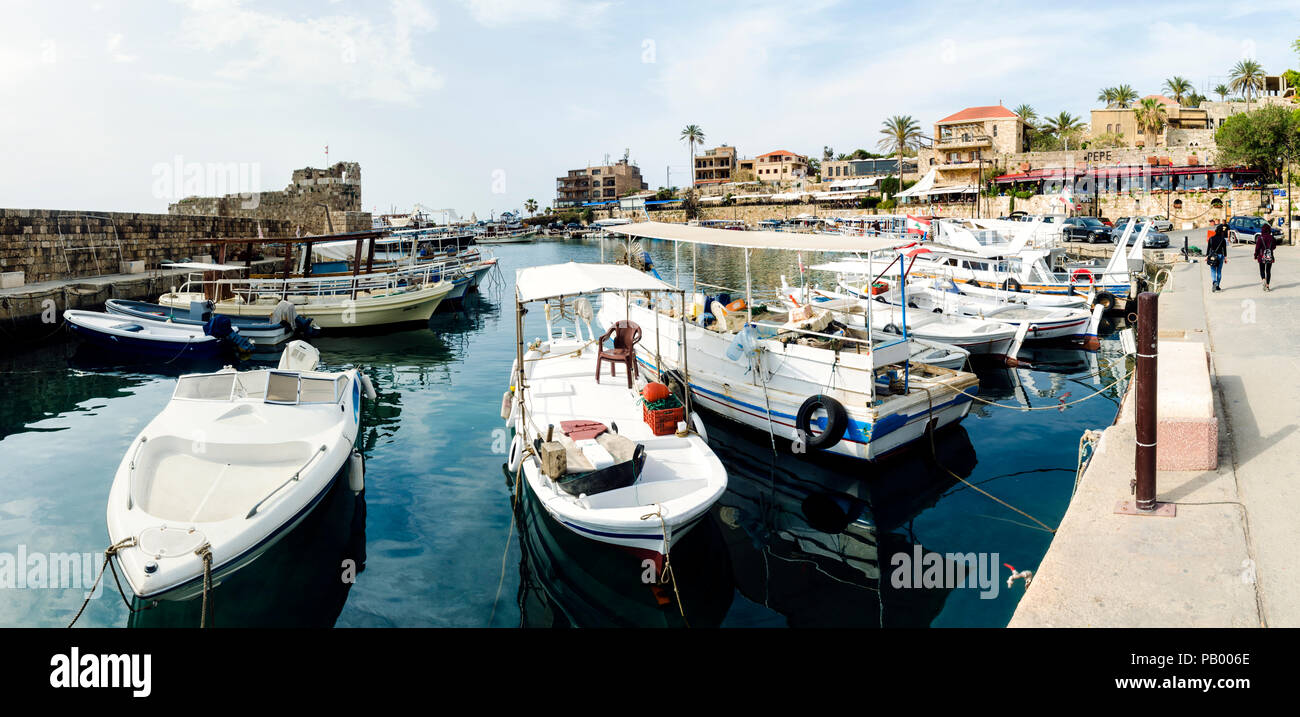 Barche da pesca in Jbeil Byblos vecchio porto, porto, mare Mediterraneo, Libano Foto Stock