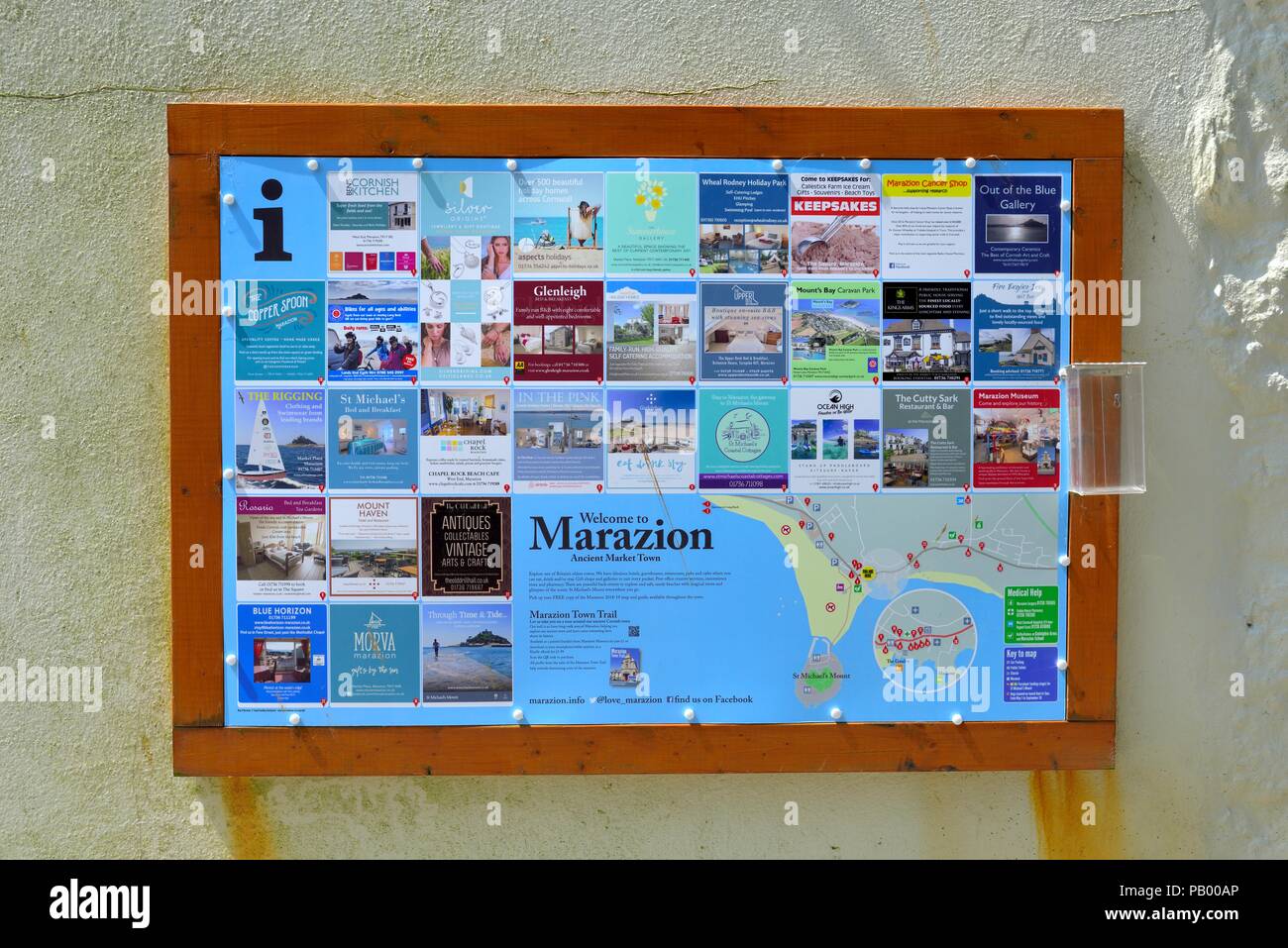 Outdoor bacheca con local business annunci, Marazion,Cornwall,l'Inghilterra,UK Foto Stock