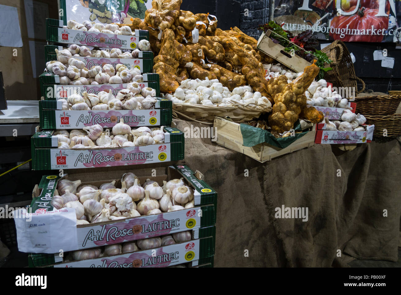 Selezione di Cipolle, scalogni e l'Aglio nel London Borough Market, REGNO UNITO Foto Stock