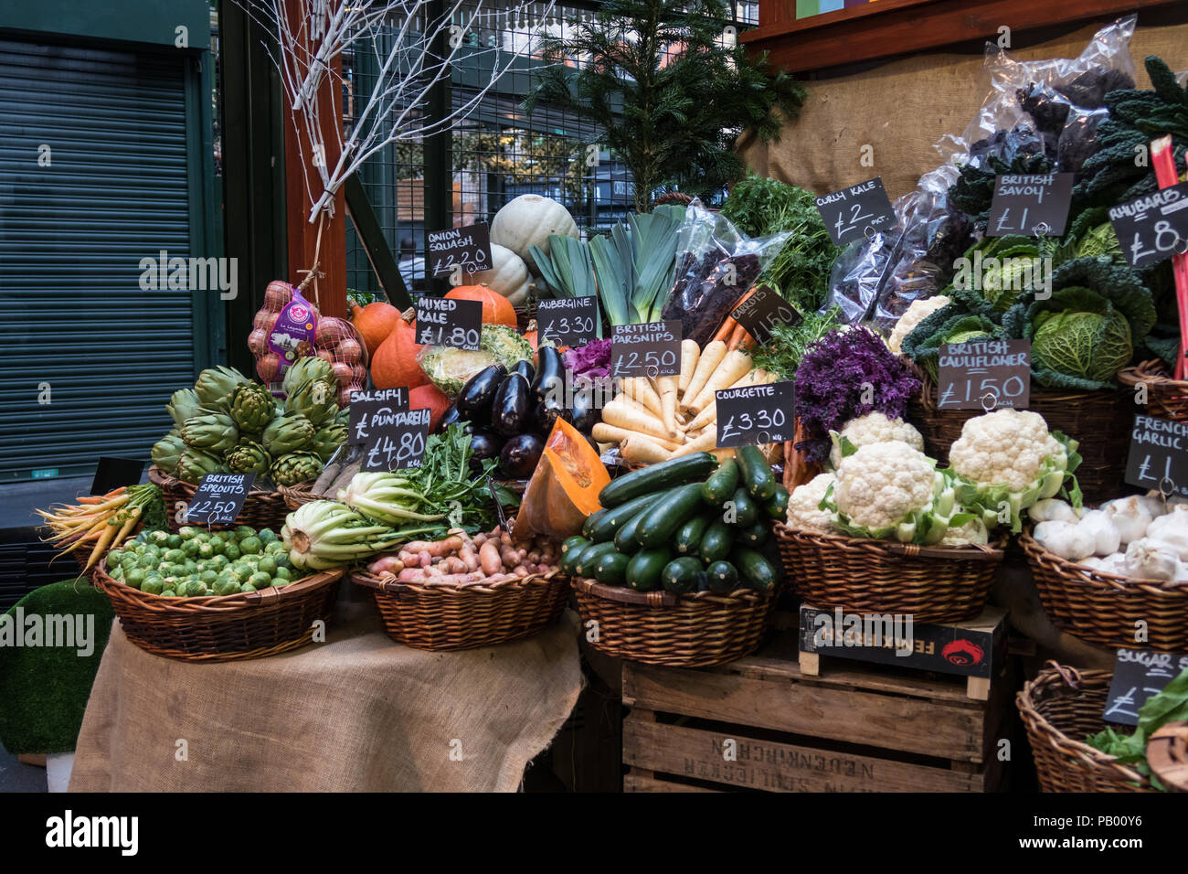 Selezione di verdure fresche producono sulla vendita in London Borough Market, REGNO UNITO Foto Stock