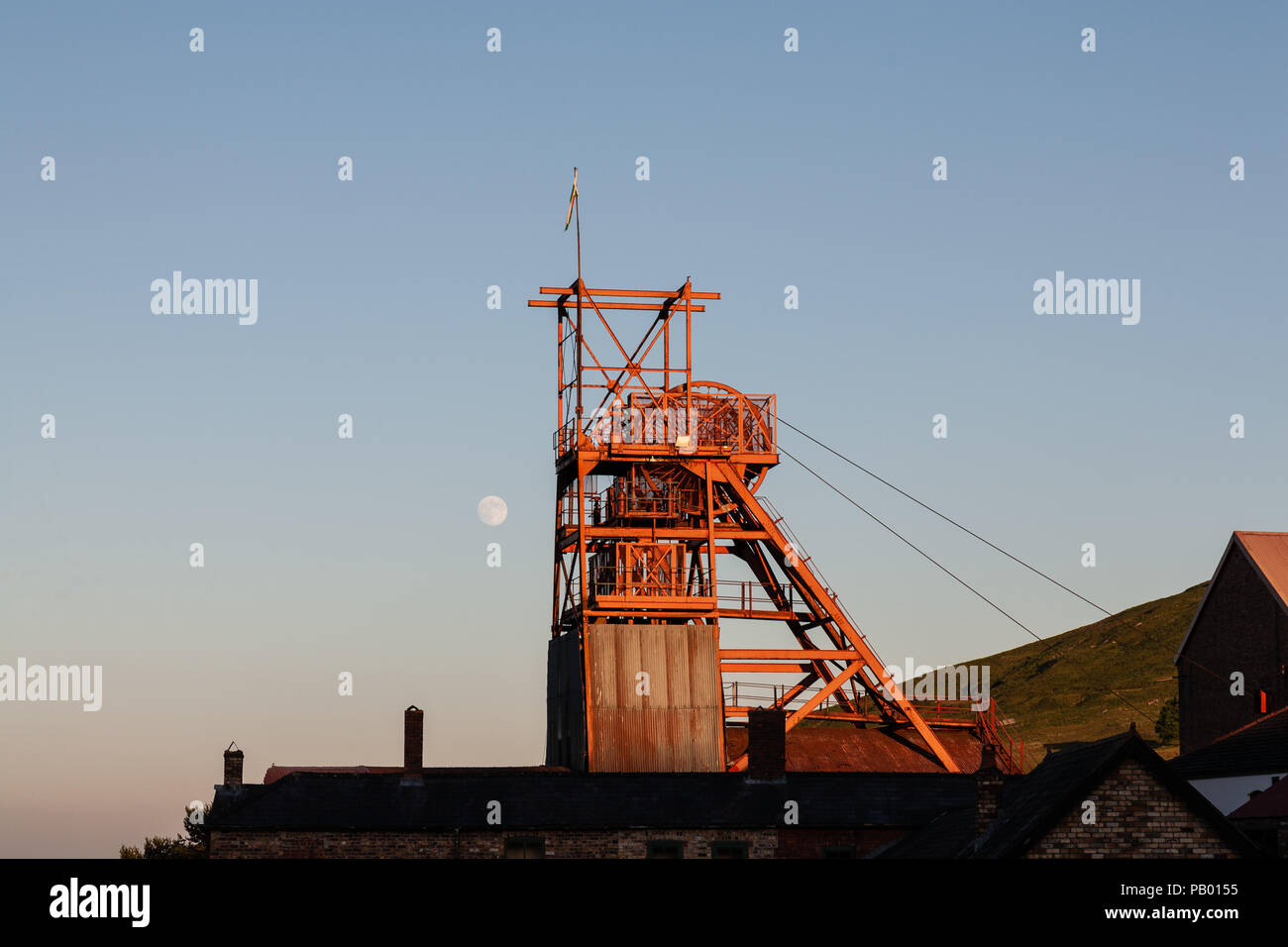 Il copricapo alla Big Pit National Coal Museum Blaenavon, con la luna dietro. Foto Stock