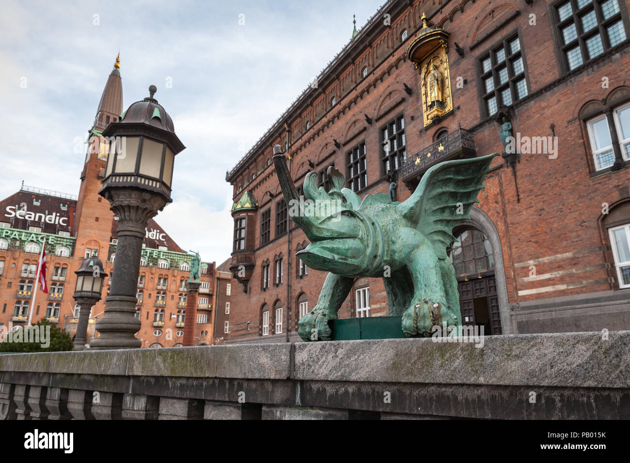 Copenhagen, Danimarca - 9 Dicembre 2017: statua del drago Fontana. Piazza del Municipio di Copenaghen. Esso è stato inaugurato nel 1904 Foto Stock