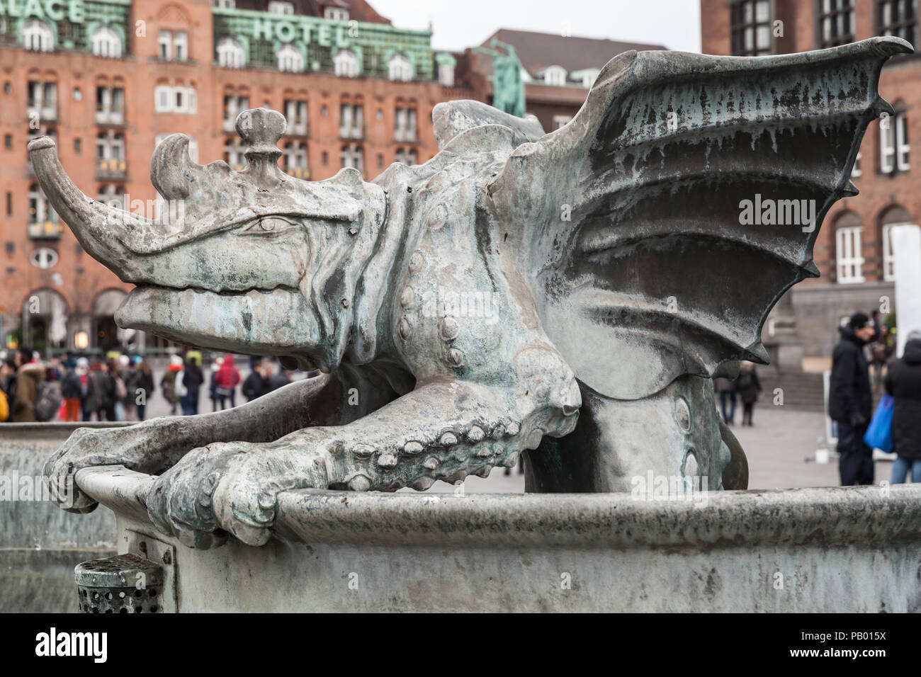 Copenhagen, Danimarca - 9 Dicembre 2017: Dragon Statua fontana. Piazza del Municipio di Copenaghen. Esso è stato inaugurato nel 1904 Foto Stock