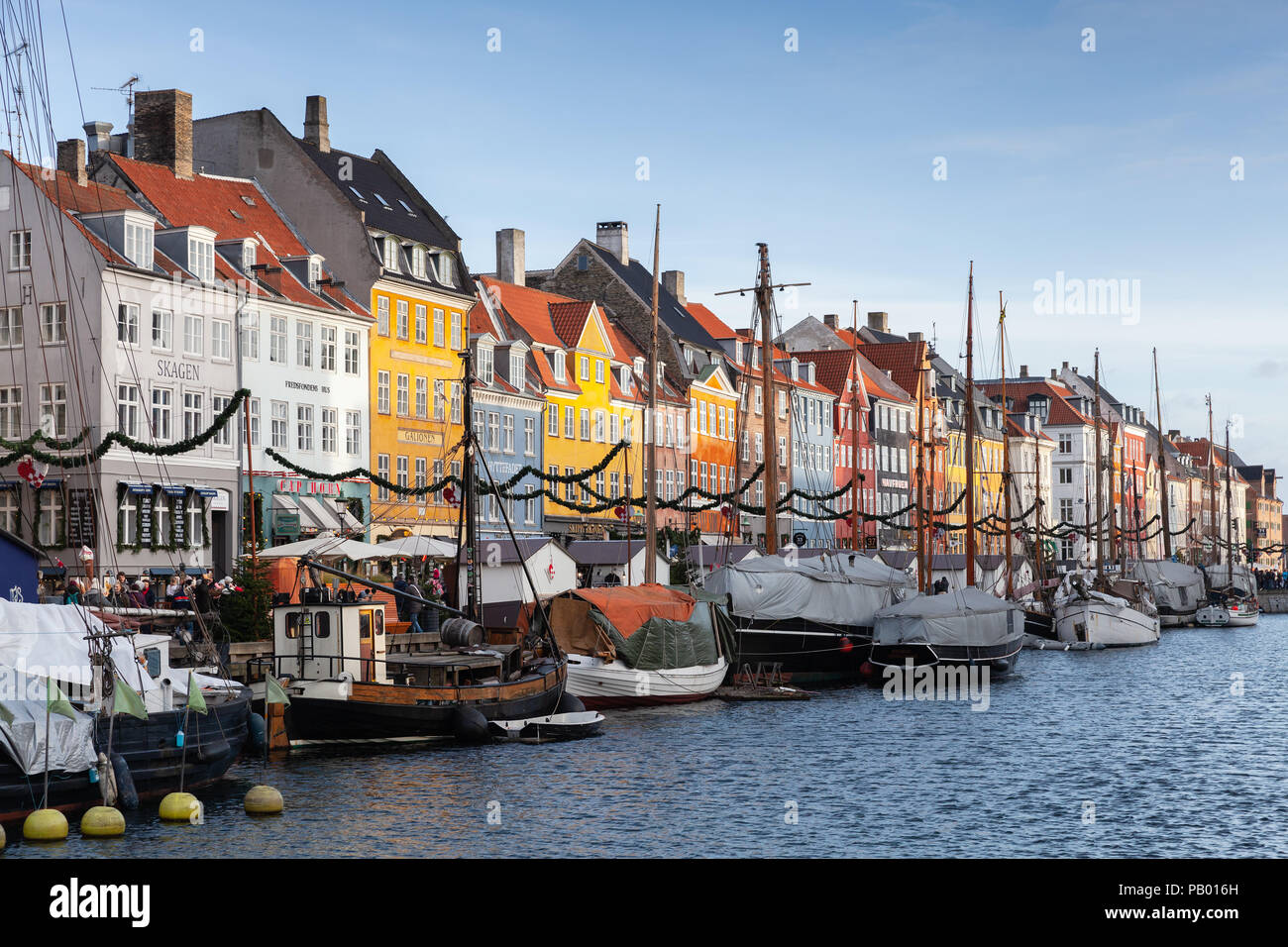 Copenhagen, Danimarca - 10 dicembre 2017: Nyhavn o porto nuovo, è un monastero del XVII secolo waterfront, canal e popolare destinazione turistica di Copenhagen Foto Stock Copenhagen, Danimarca - 10 dicembre 2017: Nyhavn o porto nuovo, è un monastero del XVII secolo waterfront, canal e popolare destinazione turistica di Copenhagen Foto Stock