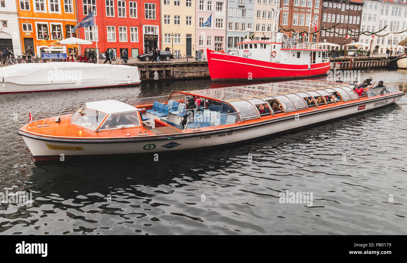 Copenhagen, Danimarca - 10 dicembre 2017: imbarcazione turistica con passeggeri a Nyhavn o porto nuovo, è un monastero del XVII secolo waterfront, canal e popolare tou Foto Stock Copenhagen, Danimarca - 10 dicembre 2017: imbarcazione turistica con passeggeri a Nyhavn o porto nuovo, è un monastero del XVII secolo waterfront, canal e popolare tou Foto Stock