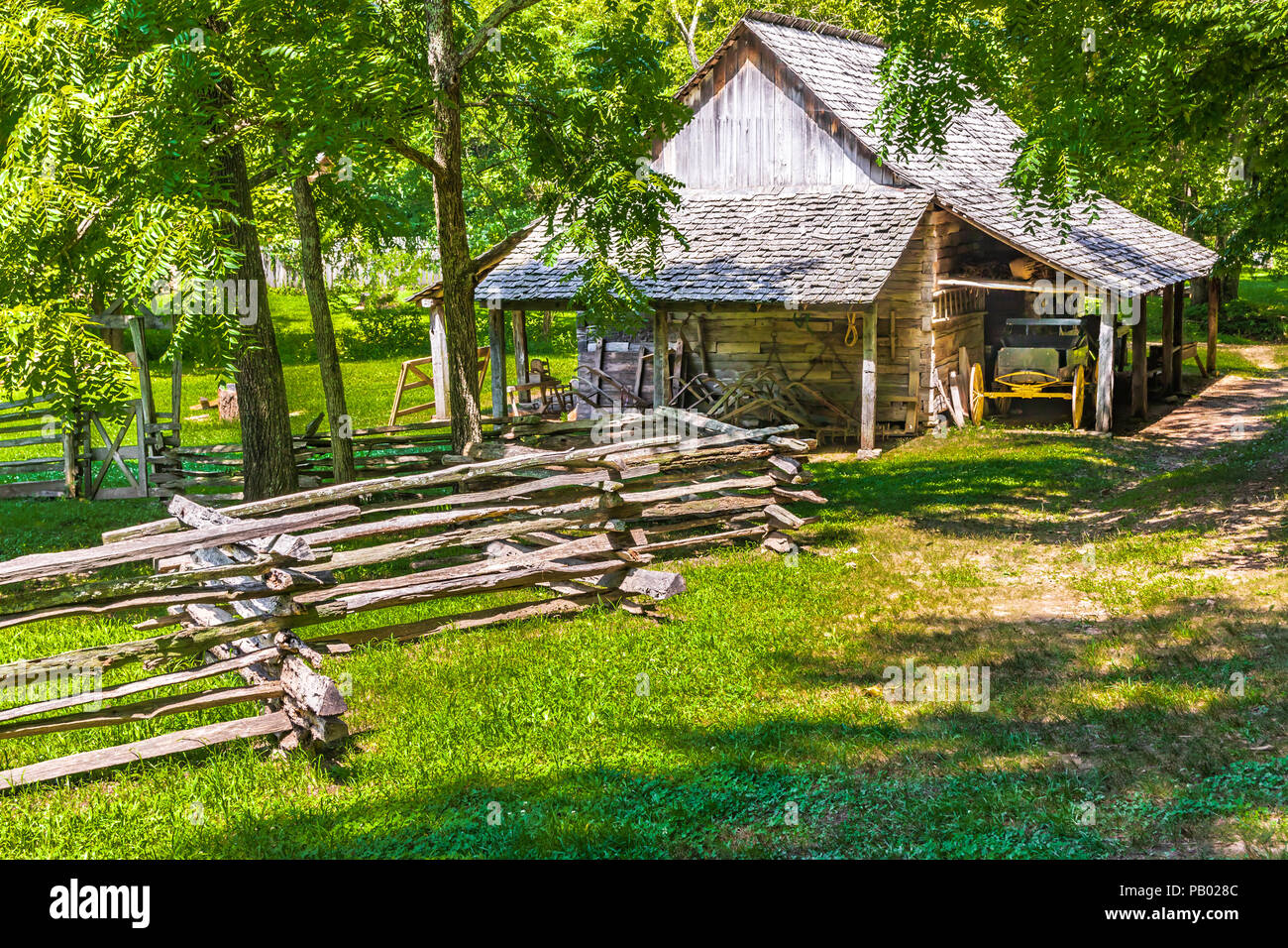 GOLDEN POND, KY, Stati Uniti d'America-30 18 giugno: un edificio adibito allo stoccaggio e split cancellata sulla residenza, un 1850s fattoria di lavoro e museo vivente di storia. Foto Stock