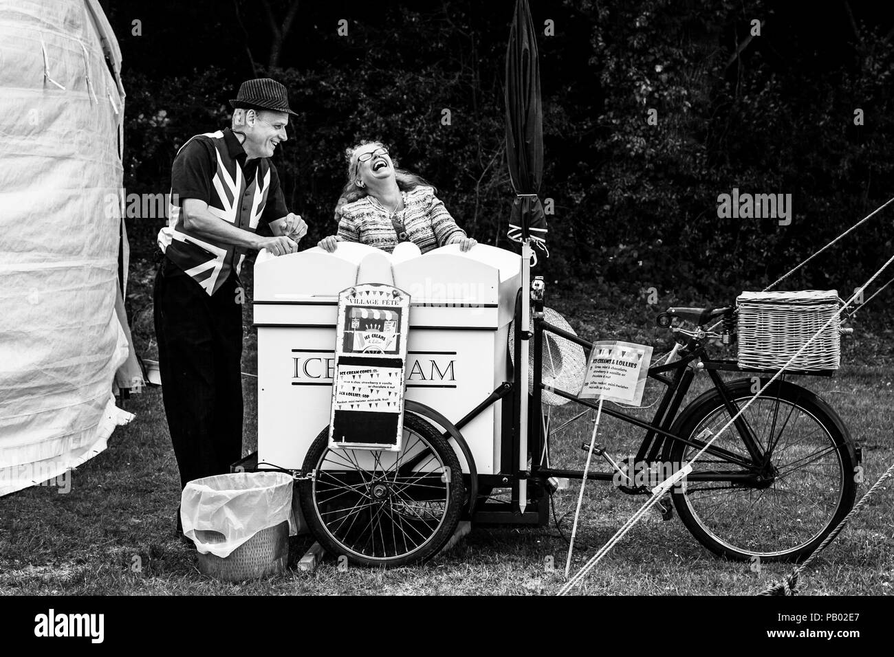 Persone locali godono di uno scherzo al annuale ad alto villaggio Hurstwood Fete, Sussex, Regno Unito Foto Stock