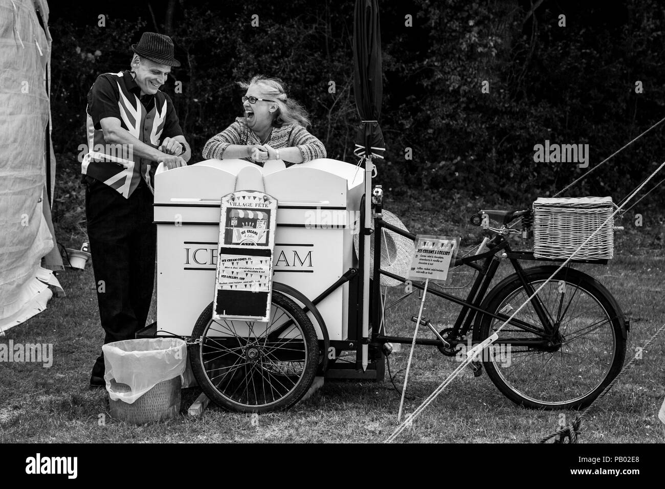 Persone locali godono di uno scherzo al annuale ad alto villaggio Hurstwood Fete, Sussex, Regno Unito Foto Stock