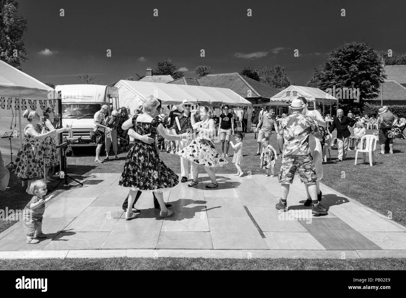 PJ's Dance Club eseguire all'annuale di Maresfield Fete, Maresfield, East Sussex, Regno Unito Foto Stock