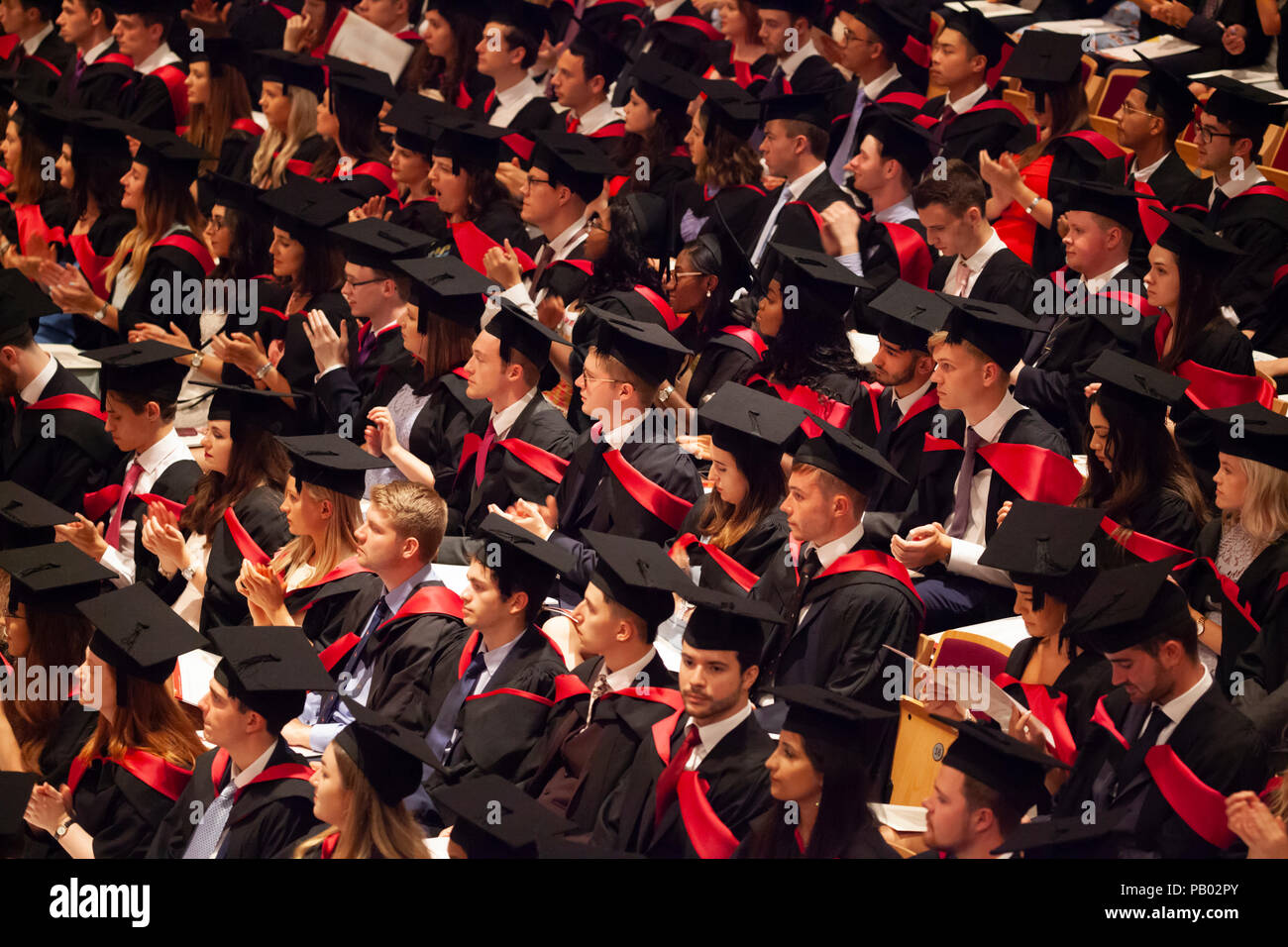 I laureati alla cerimonia di laurea, Warwick, Warwickshire, Inghilterra, Regno Unito, Europa Foto Stock