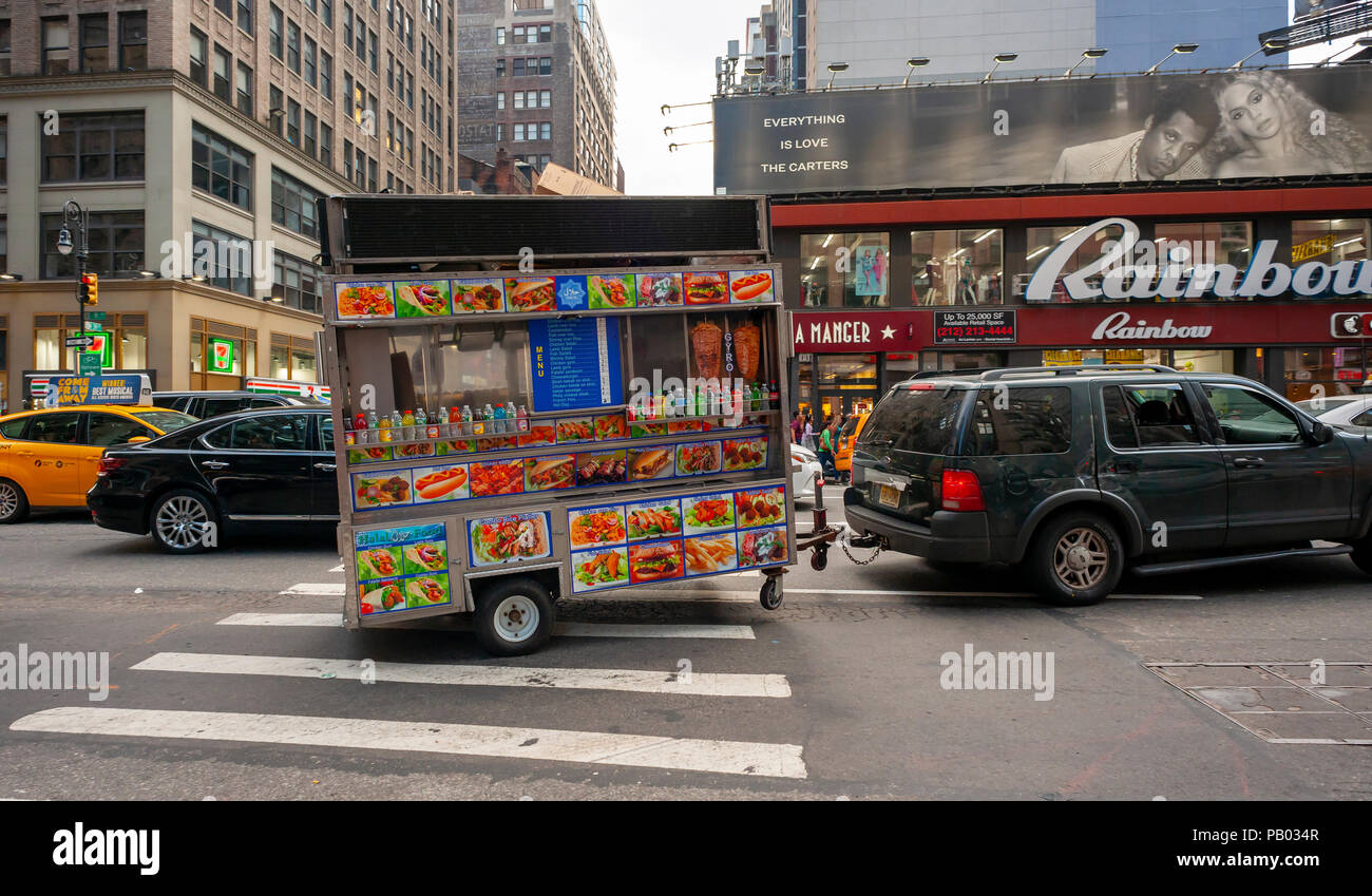 Un cibo carrello è finito per il giorno e da traino per la sua casa, visto in Midtown Manhattan a New York il mercoledì 11 luglio, 2018. New York è segnalato per essere propone l'installazione di tracking GPS dispositivi su carrelli di cibo apparentemente per consentire agli ispettori di trovare loro, come cambiano le posizioni. Una legge approvata lo scorso anno ma non implementato richiede controlli degli alimenti e dei carrelli elevatori e la pubblicazione della lettera in gradi. (Â© Richard B. Levine) Foto Stock