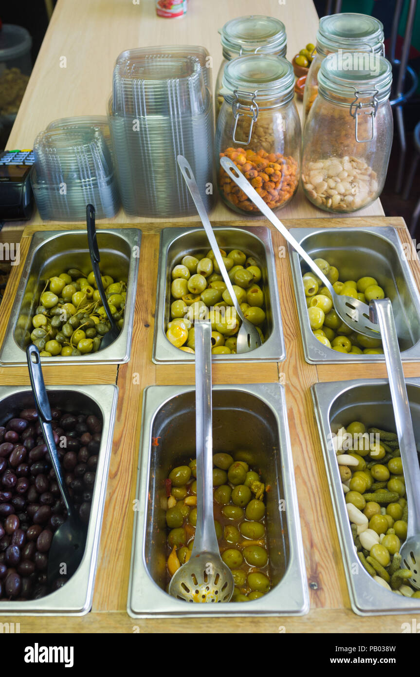 Barra di oliva in spagnolo un negozio di specialità gastronomiche, REGNO UNITO Foto Stock