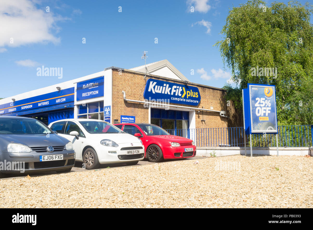 KwikFit raccordo pneumatico garage o stazione Bristol REGNO UNITO Foto Stock
