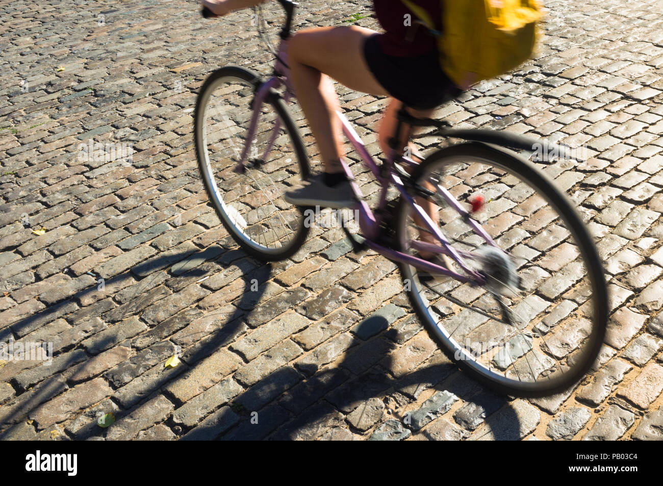 Ciclista a cavallo su una pavimentazione stradale o street regno unito Foto Stock