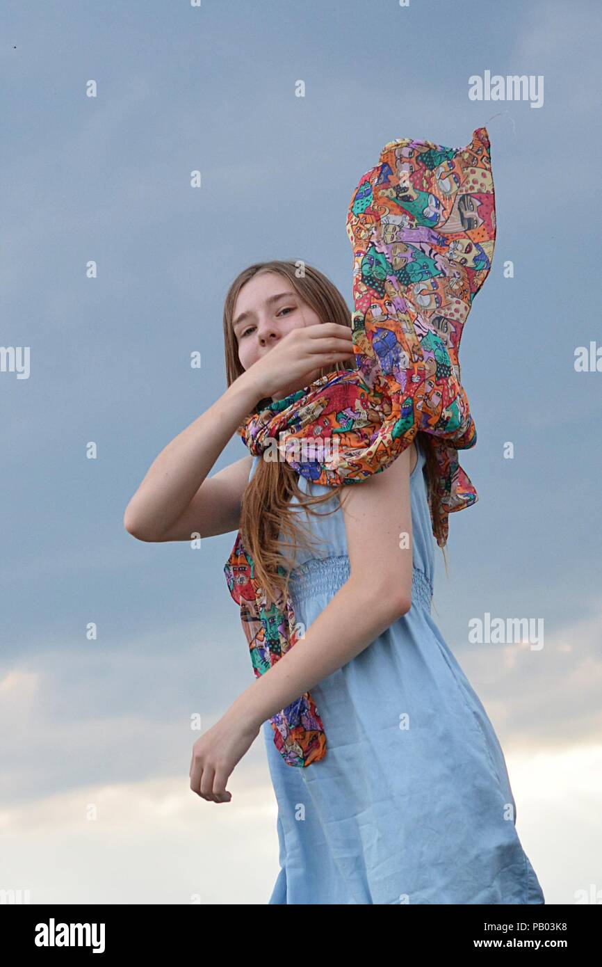 Ragazza giovane con capelli lunghi Foto Stock